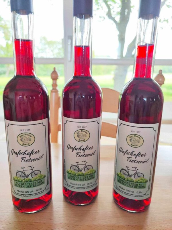 Flasche Beerenlikör der Sorte Fietsenöl von Grafschafter Genusswerk